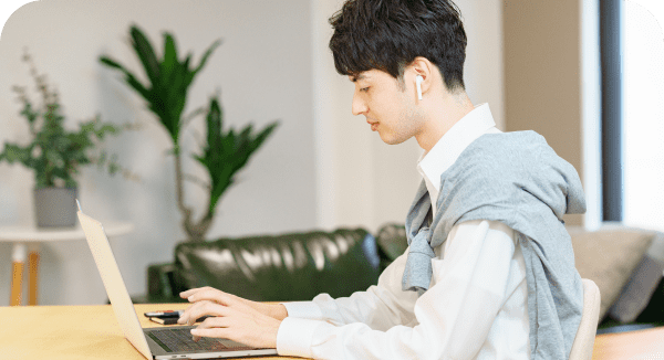 パソコンで作業をしている男性